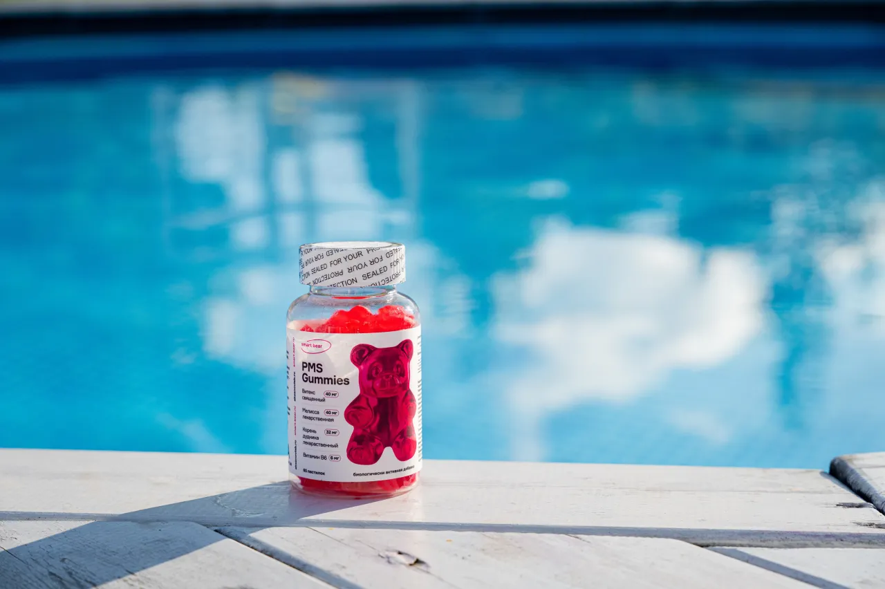 PMS Gummies на солнечной террасе у воды